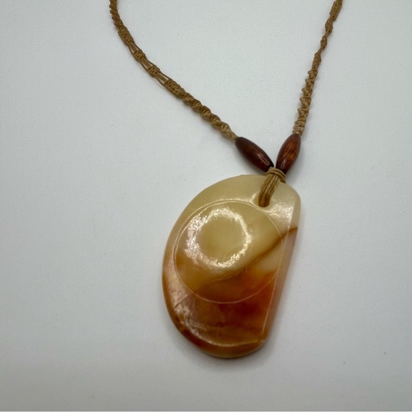 Handmade macrame necklace with an Agate stone pendant and olive wood beads. - Picture 3 of 5